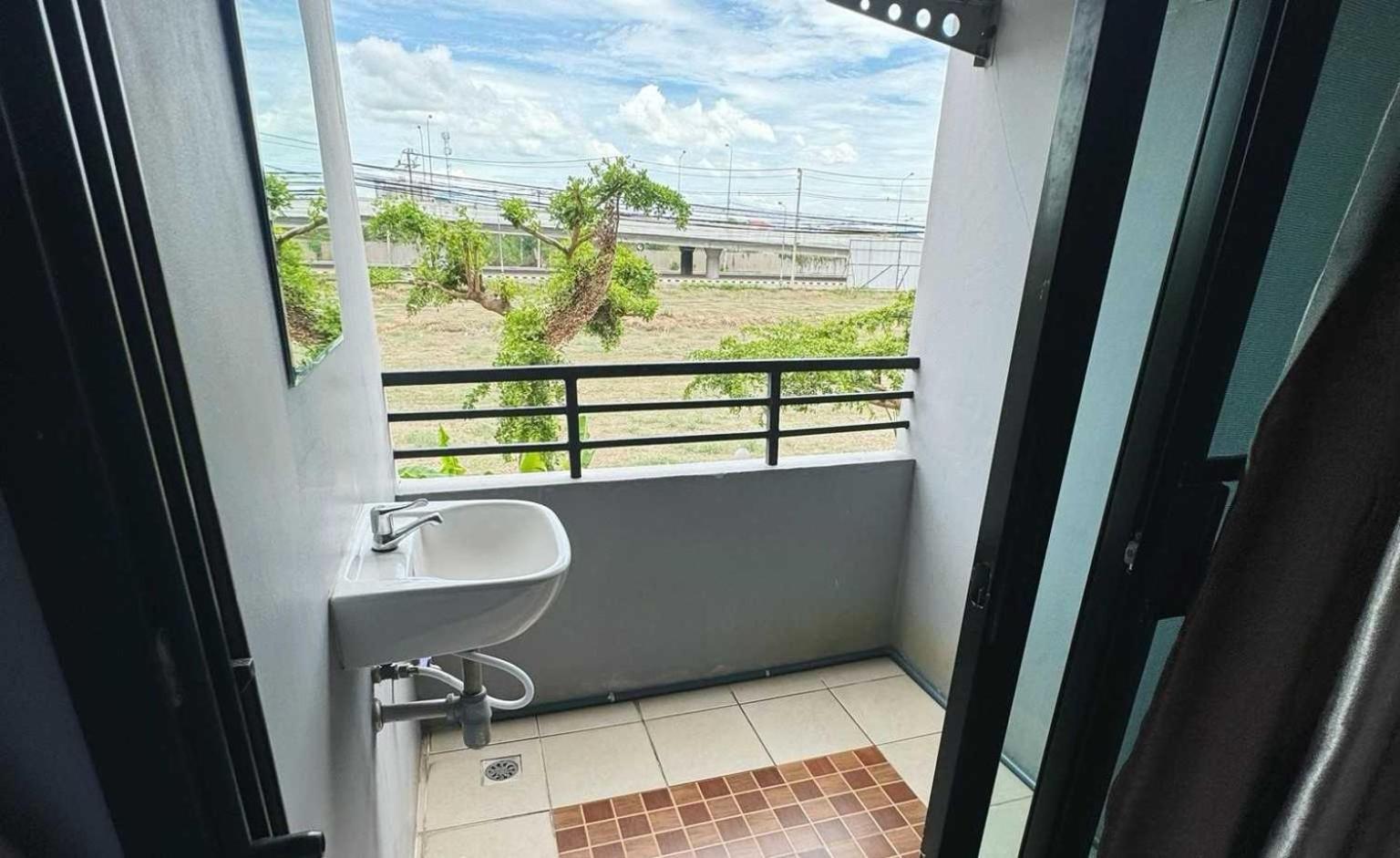 Oyo 75506 Ratchapruek Hotel