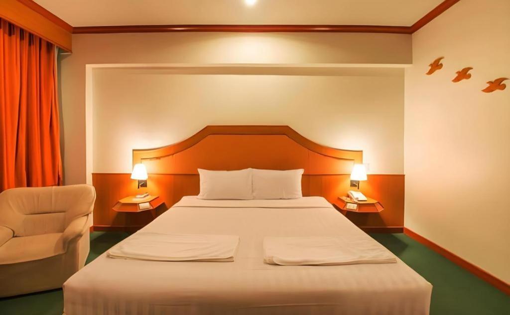 Hotel Thepnakorn 3*
