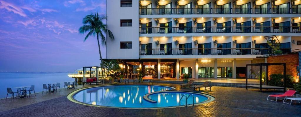 The Loft Seaside Sriracha Hotel Hotel Si Racha