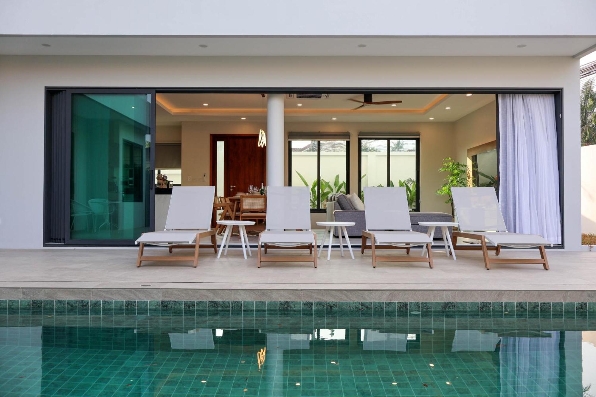 Lavish Duplex Style 4-br Private Pool