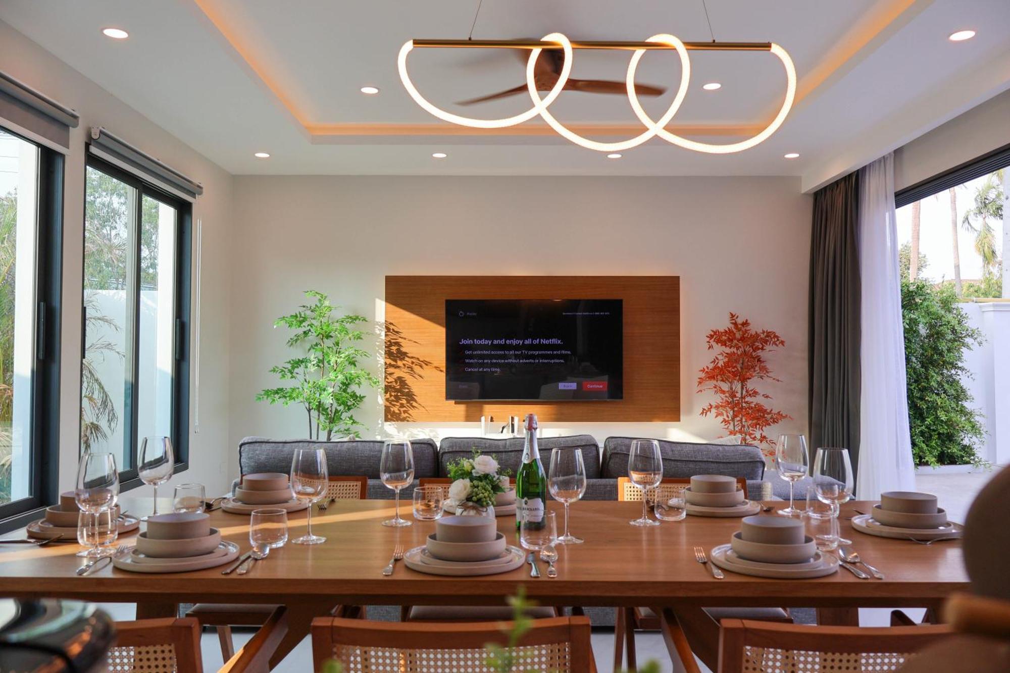 Lavish Duplex Style 4-br Private Pool *