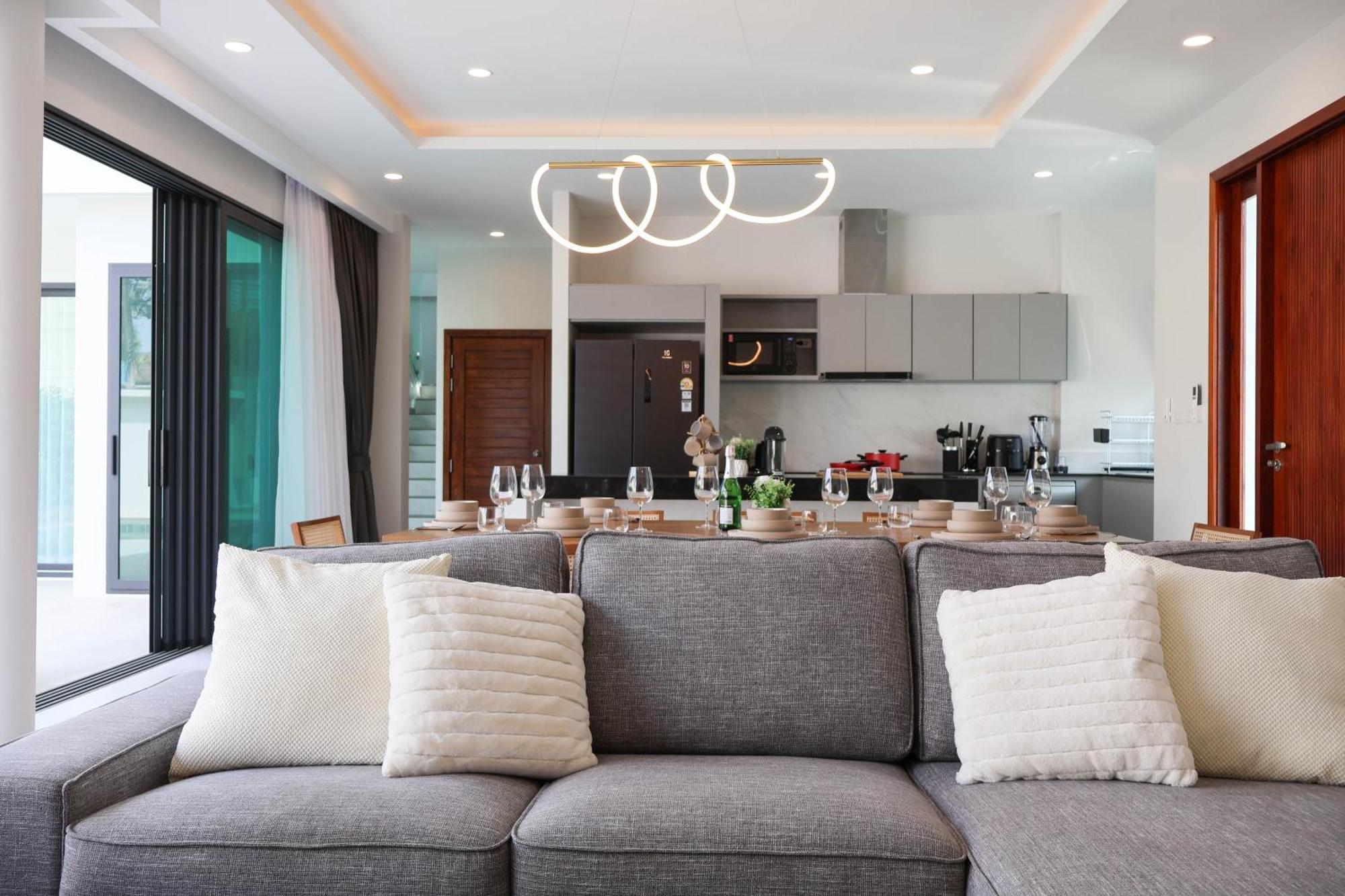 Lavish Duplex Style 4-br Private Pool