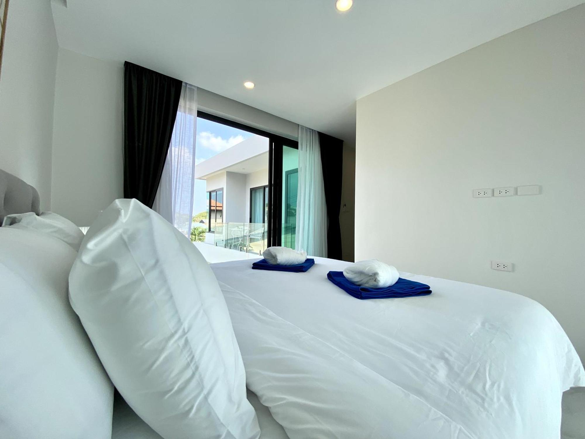 Lavish Duplex Style 4-br Private Pool *