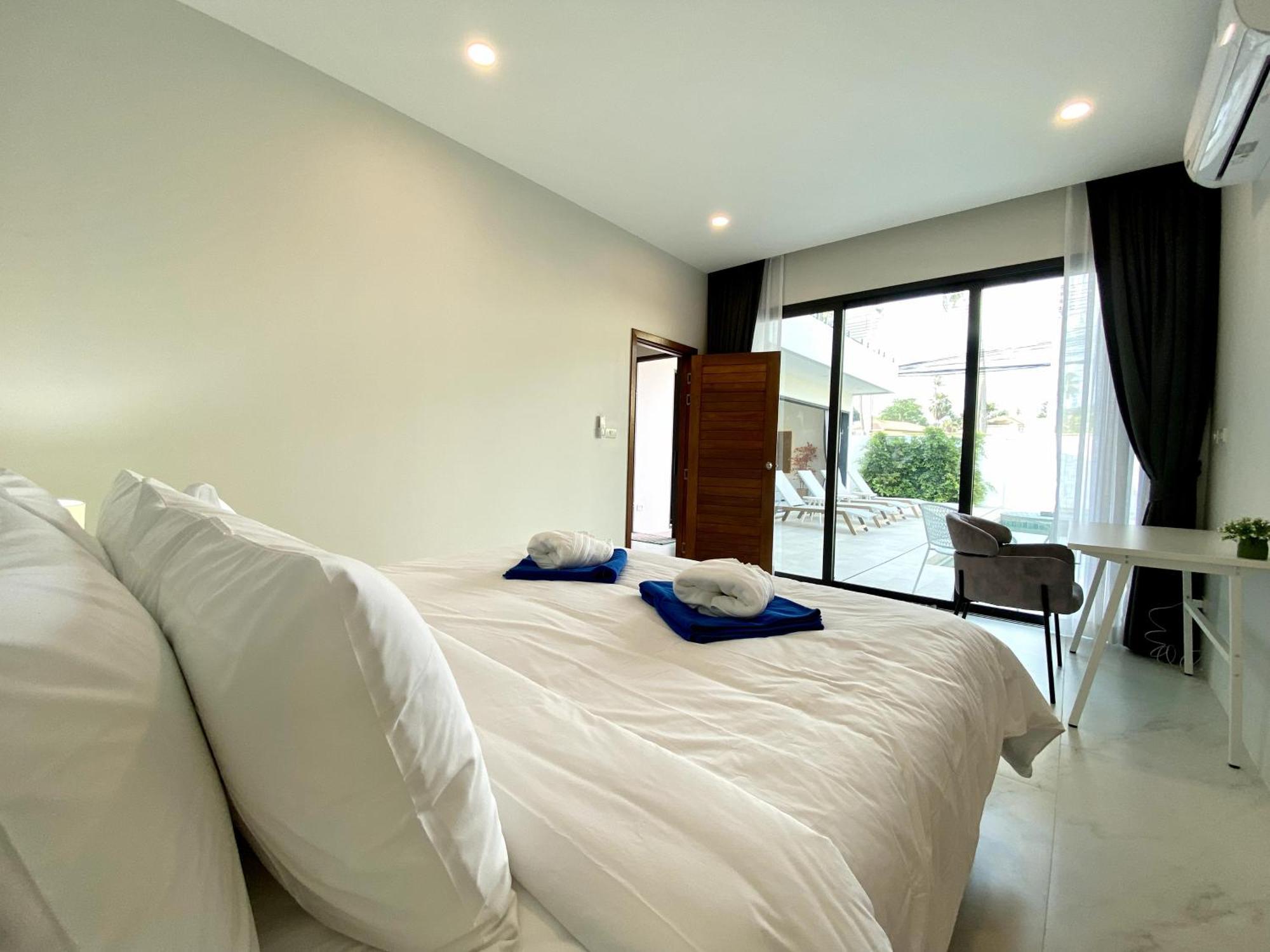 Lavish Duplex Style 4-br Private Pool *
