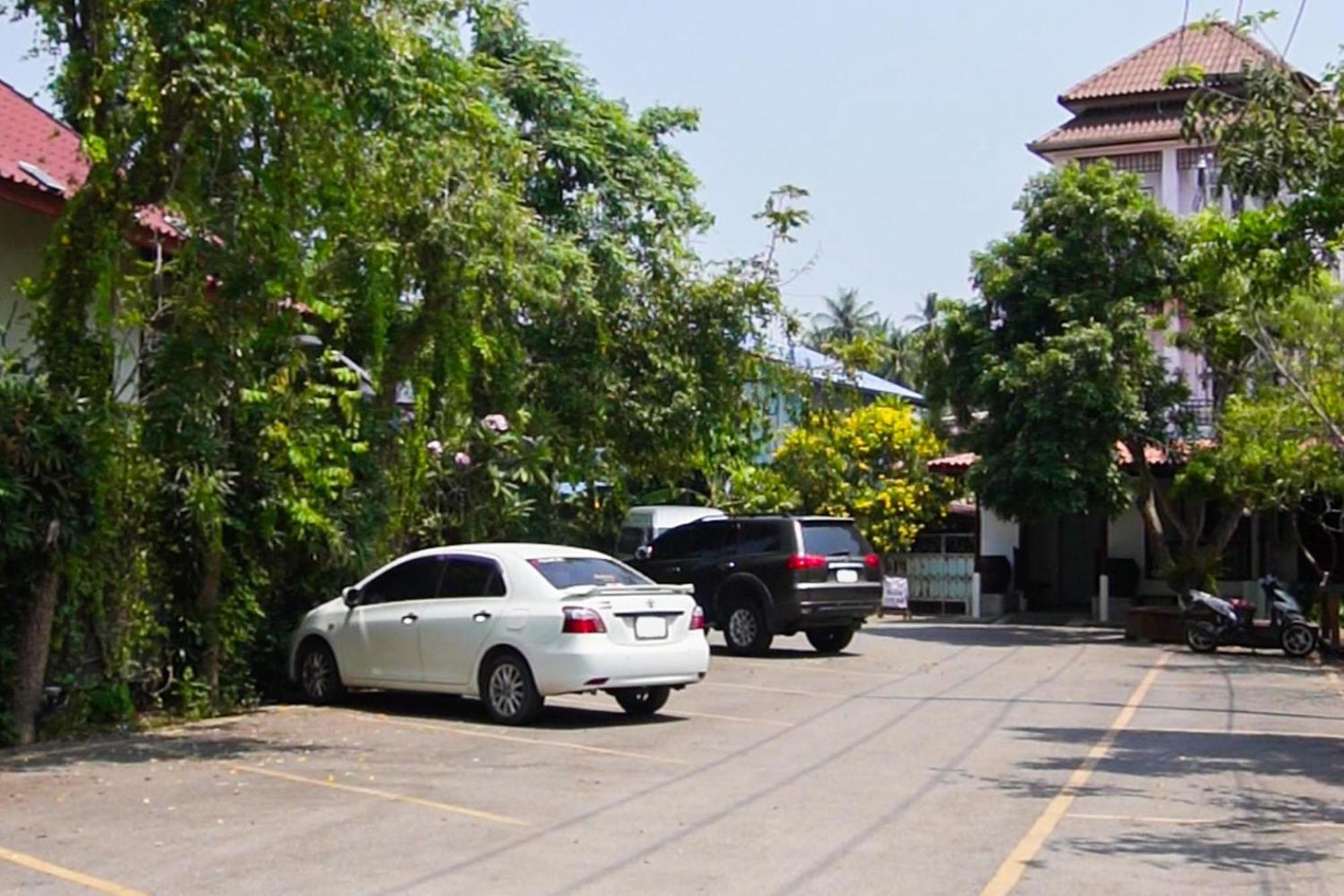Thanicha Amphawa Hotel