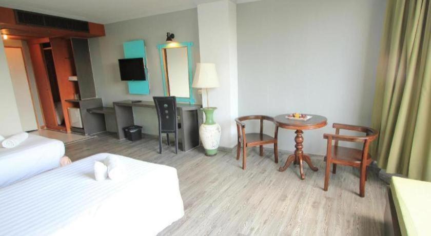 Hotel Thepnakorn 3*