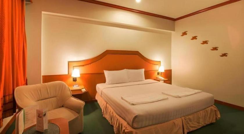 Hotel Thepnakorn 3*