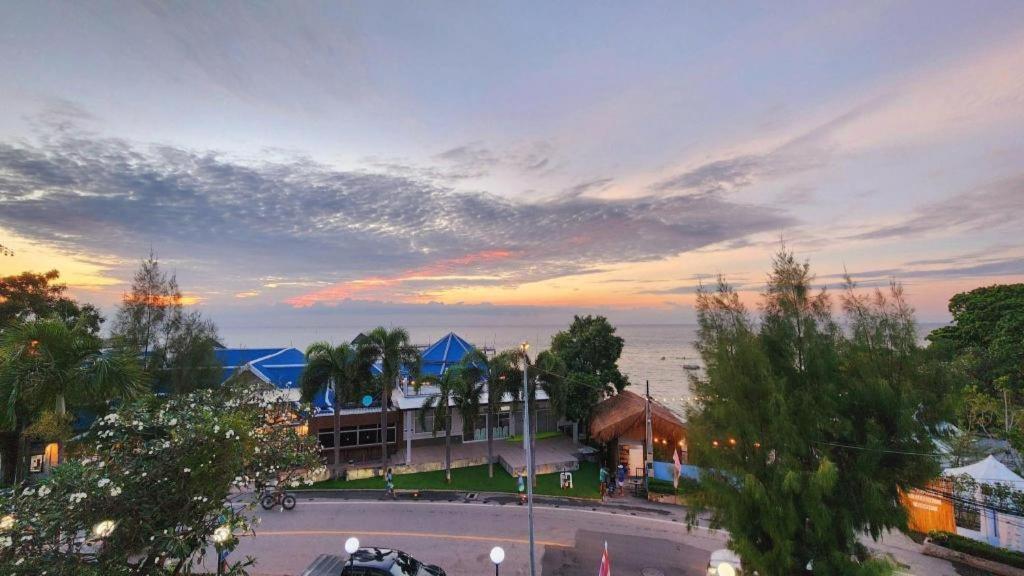 Bangsaen Villa Hotel Hotel
