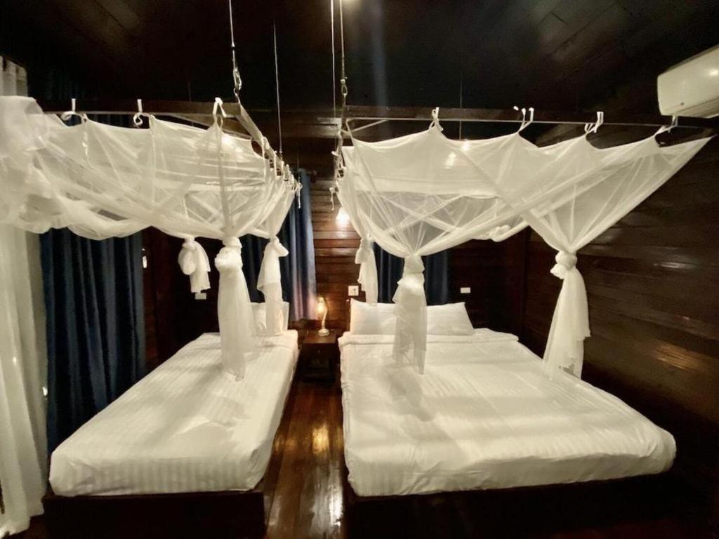 The White House Boutique 3*