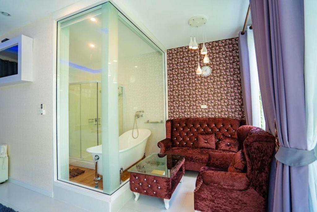 The White House Boutique 3*