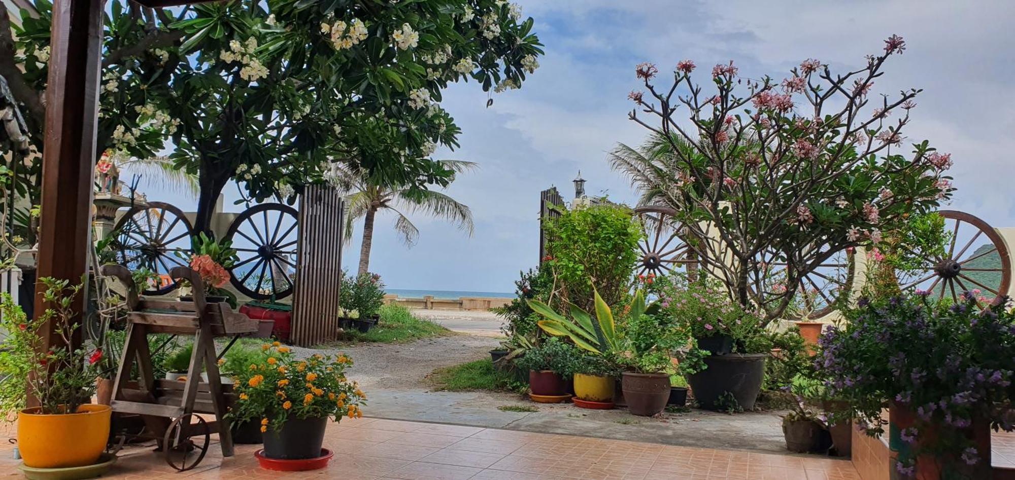 Seesea Thai Wooden House On Beachfront Guest house
