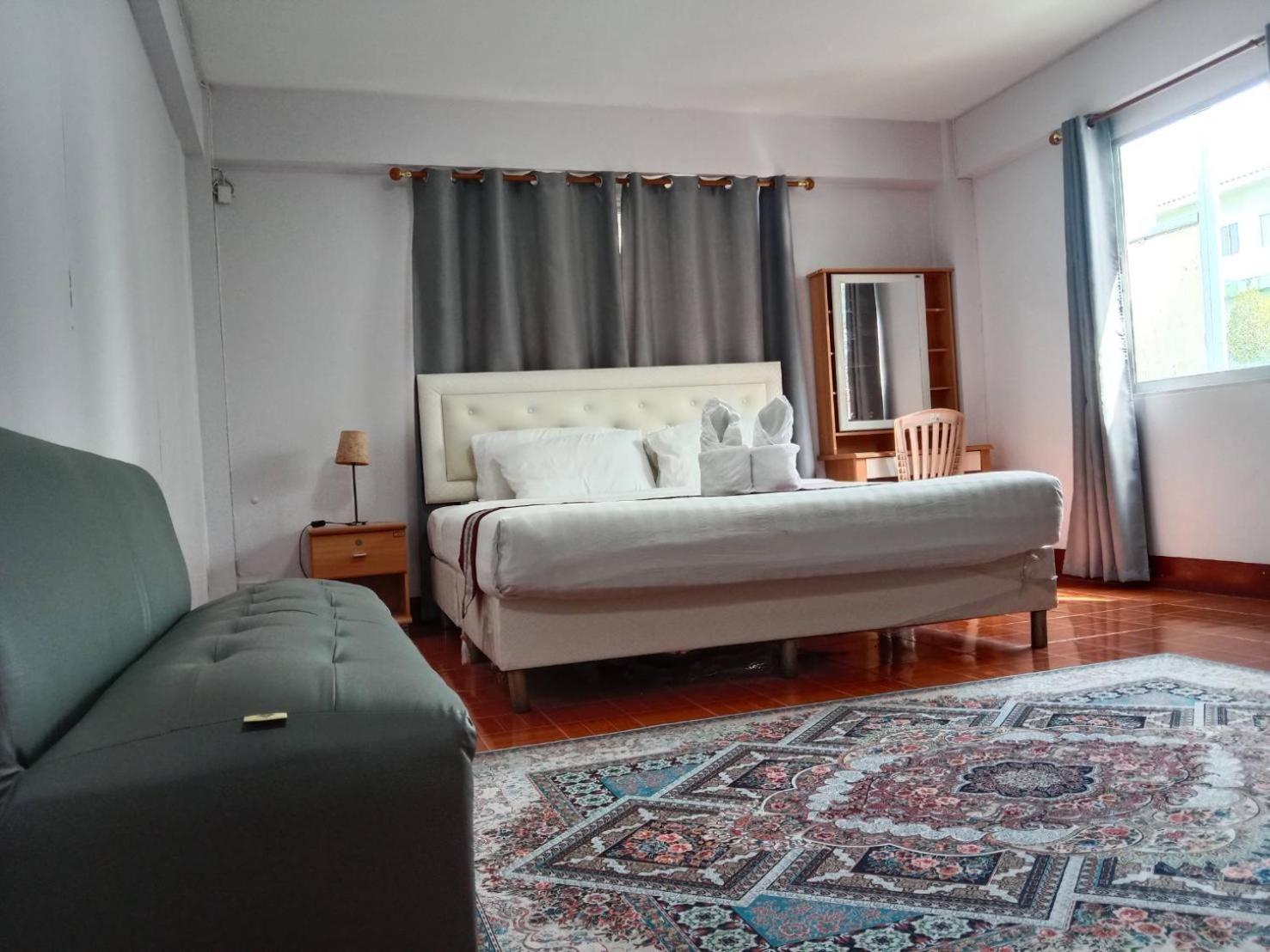Beachfront Cha Am Guest house