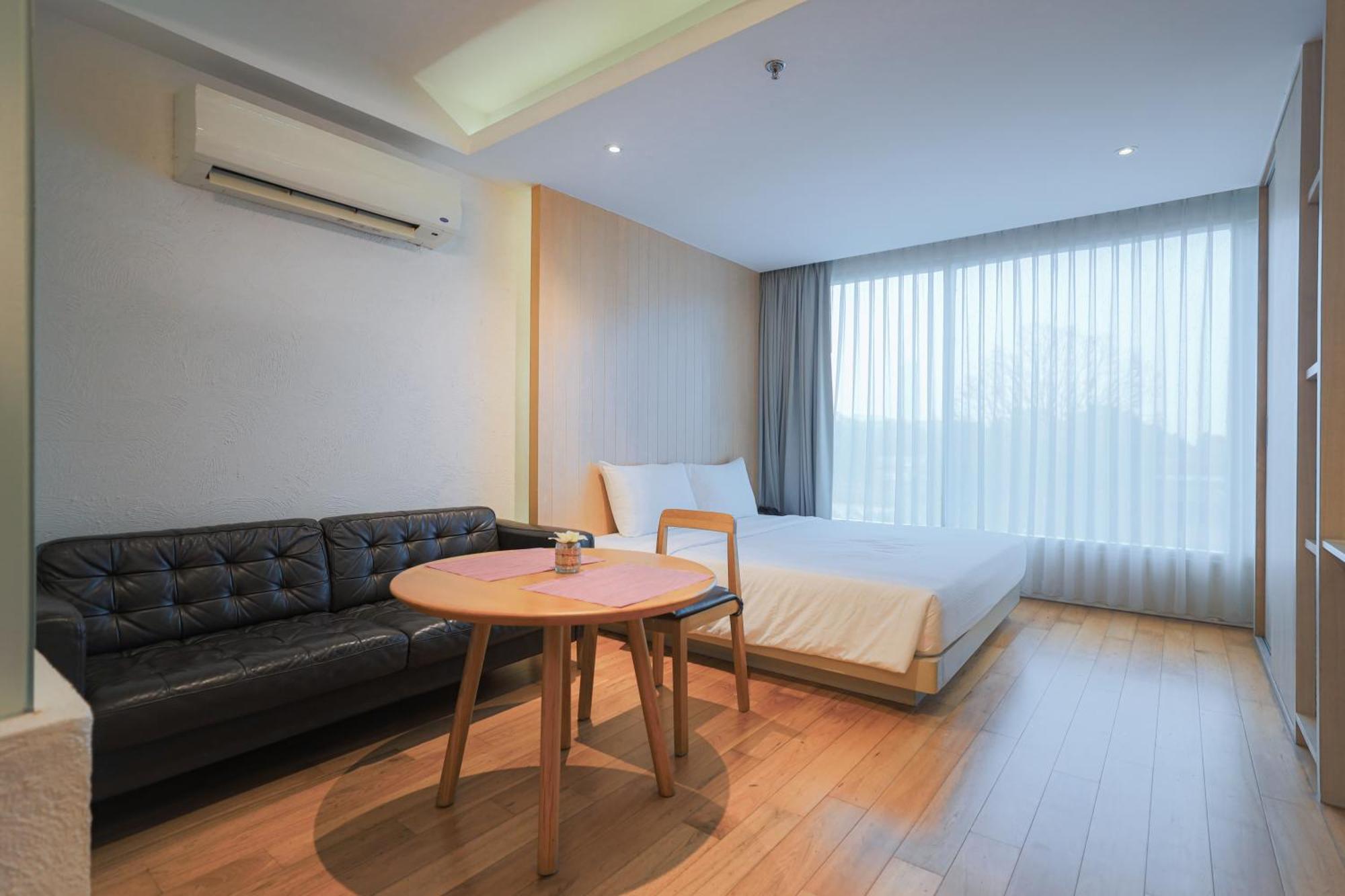 Balcony Seaside Sriracha & Serviced 5* Si Racha