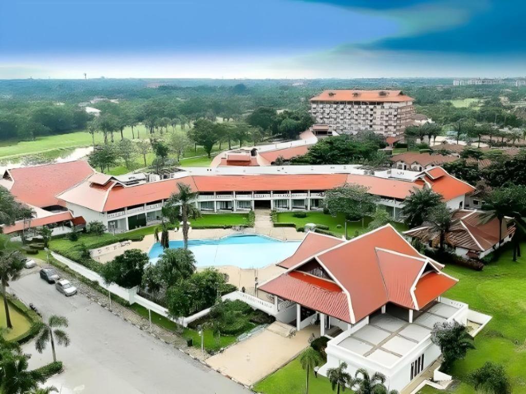 Pinehurst Golf Club And Hotel Pathum Thani