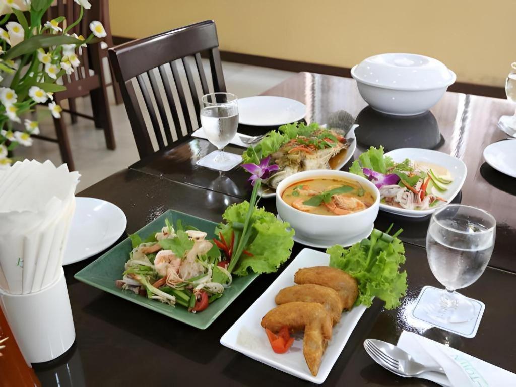 J Town Serviced Apartments&hotel 3* Si Racha