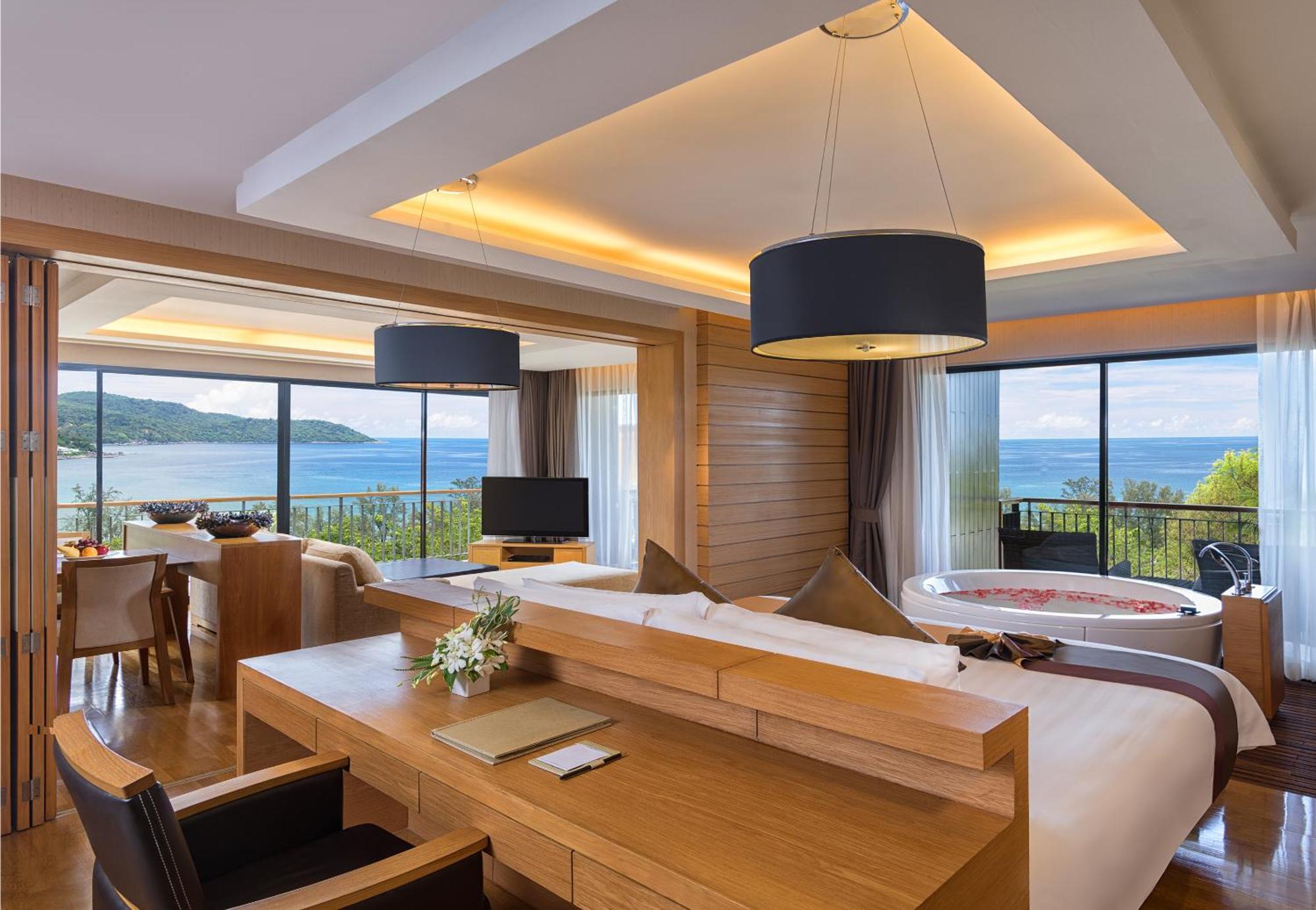 Novotel Phuket Avista And Hotel Praia de Kata
