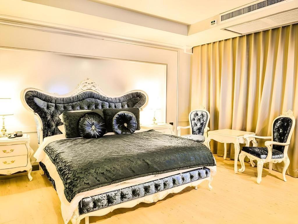 Alvarez Hotel