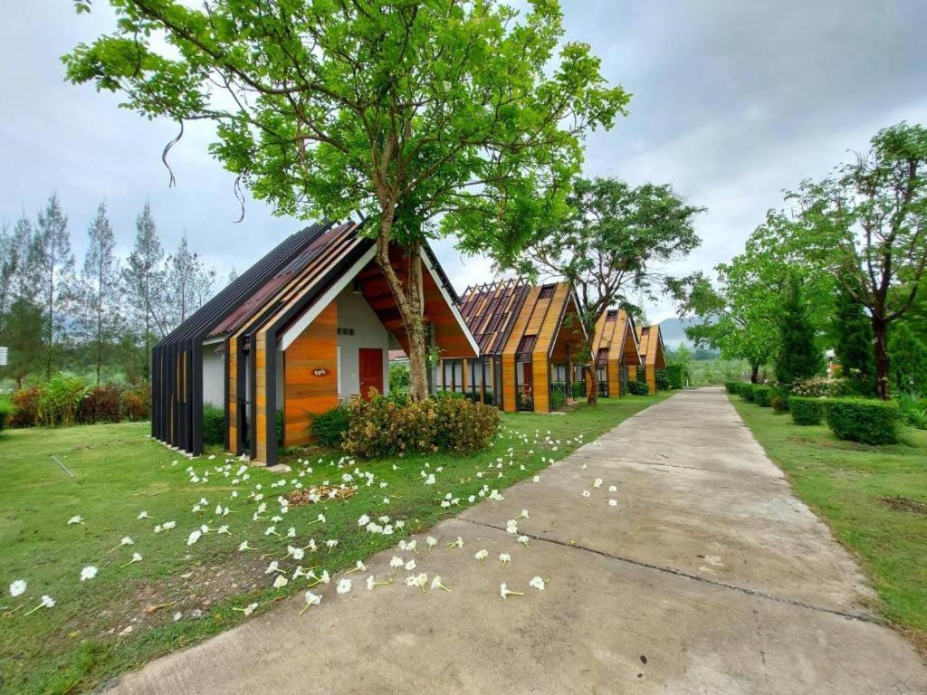 Tanaosri & Creekside Resort 3*