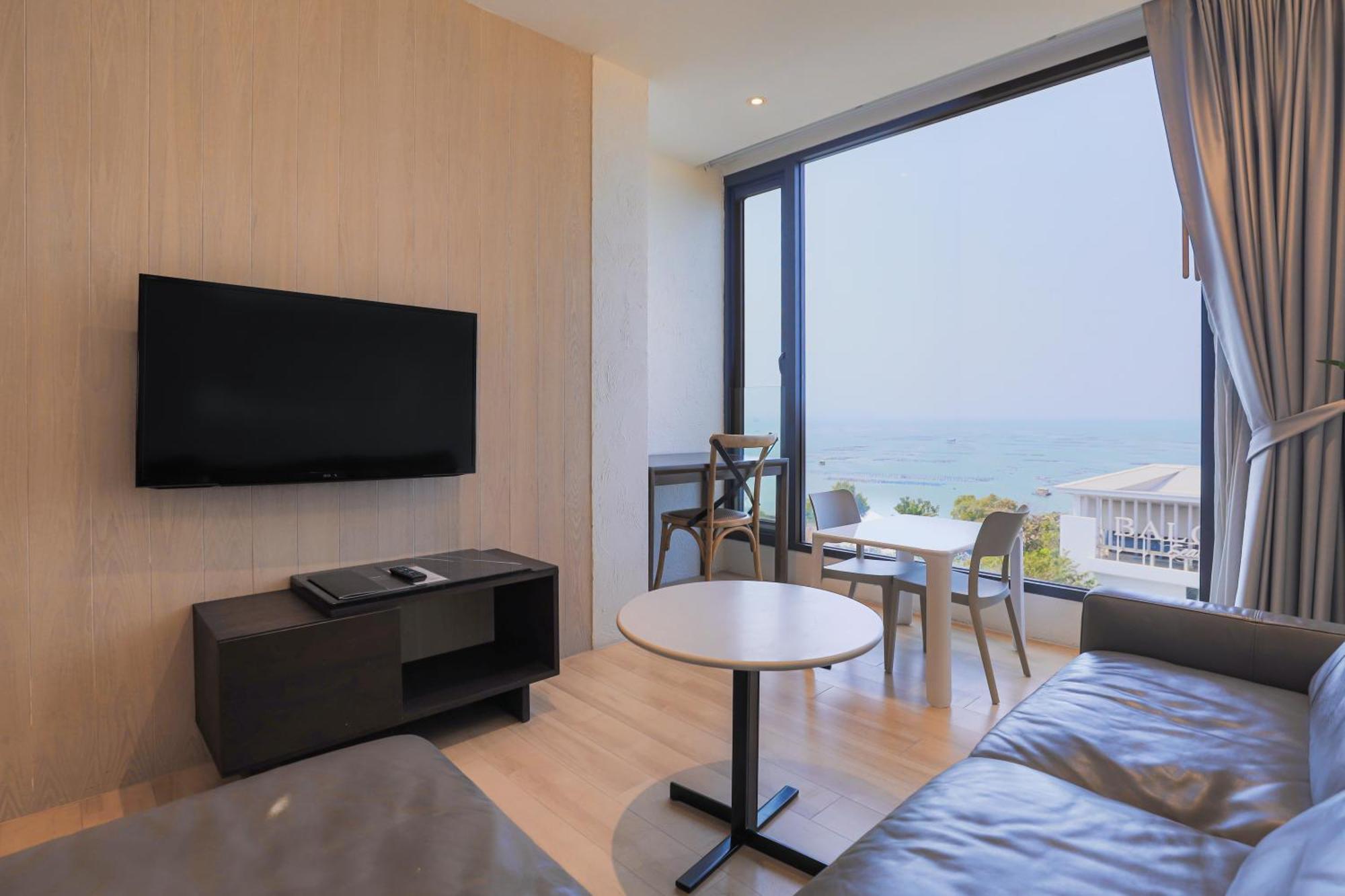 Balcony Seaside Sriracha & Serviced Aparthotel Si Racha