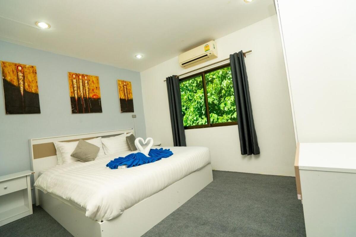 3 Bed 3 Bath 400m To Villa