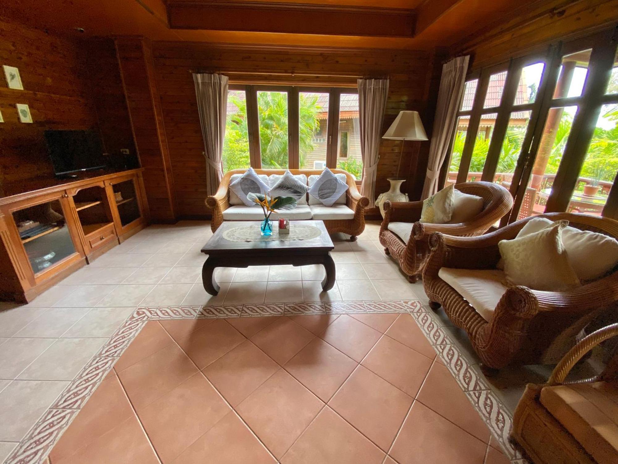Baan Laem Noi Villa's