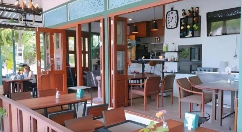 Sunday J & Restaurant 2*