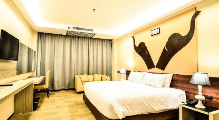 Alvarez Hotel Buriram