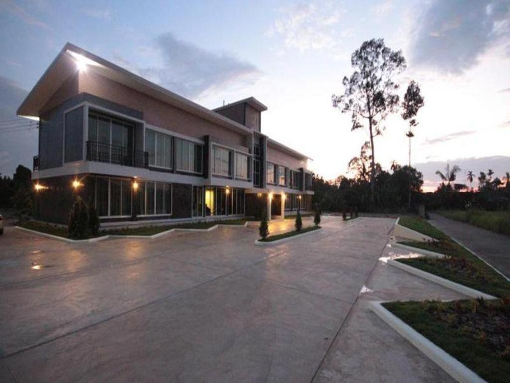Loft Village Resort 2*