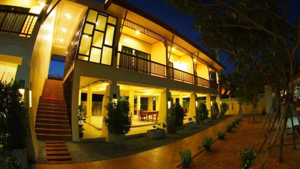 Lotusland Resort Pattaya