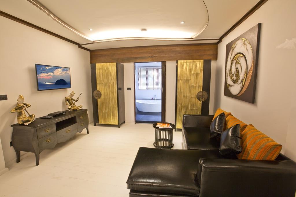 Royal Majestic Grand Thai Choeng Mon