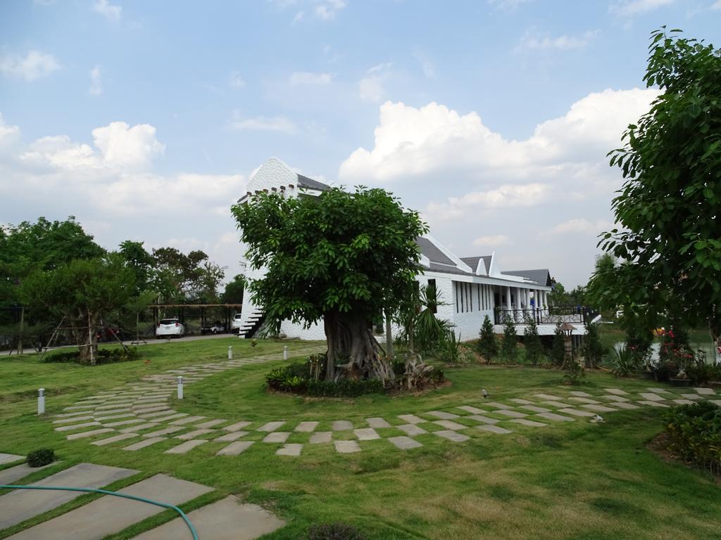 Resort Lemon