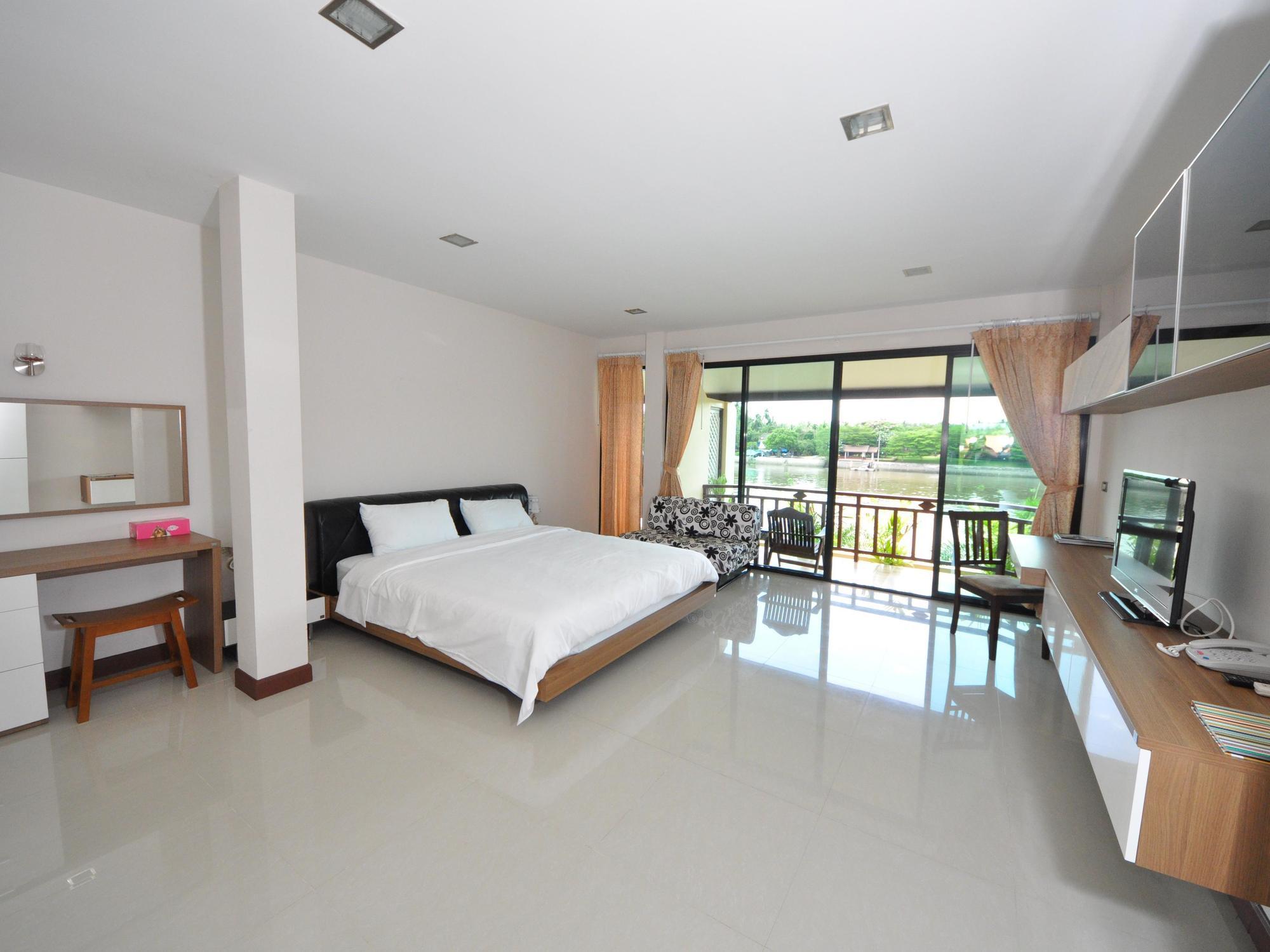 Maeklong Marina