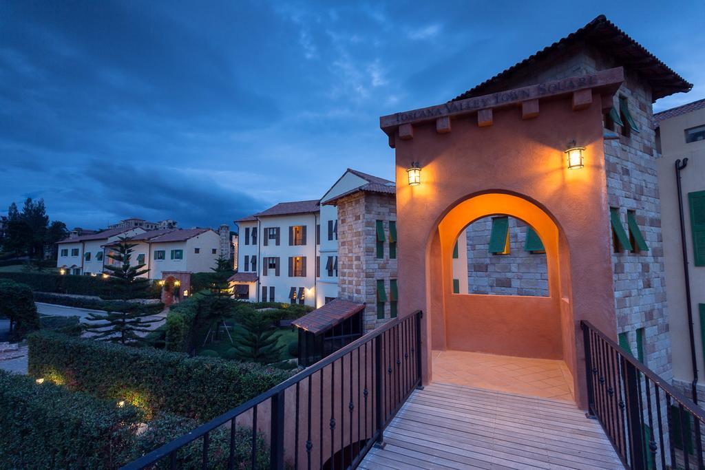 Hotel Toscana Town Square Suites 4*