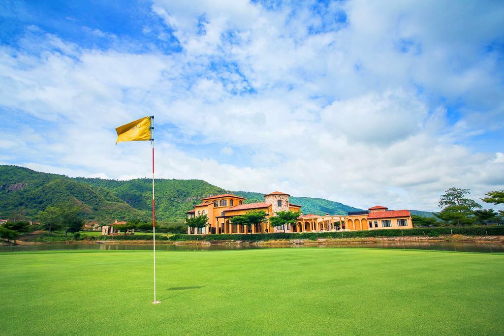 Hotel Toscana Town Square Suites 4*