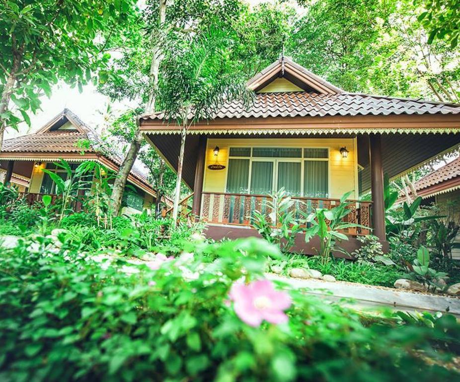 Baan Nam Pen Amphawa