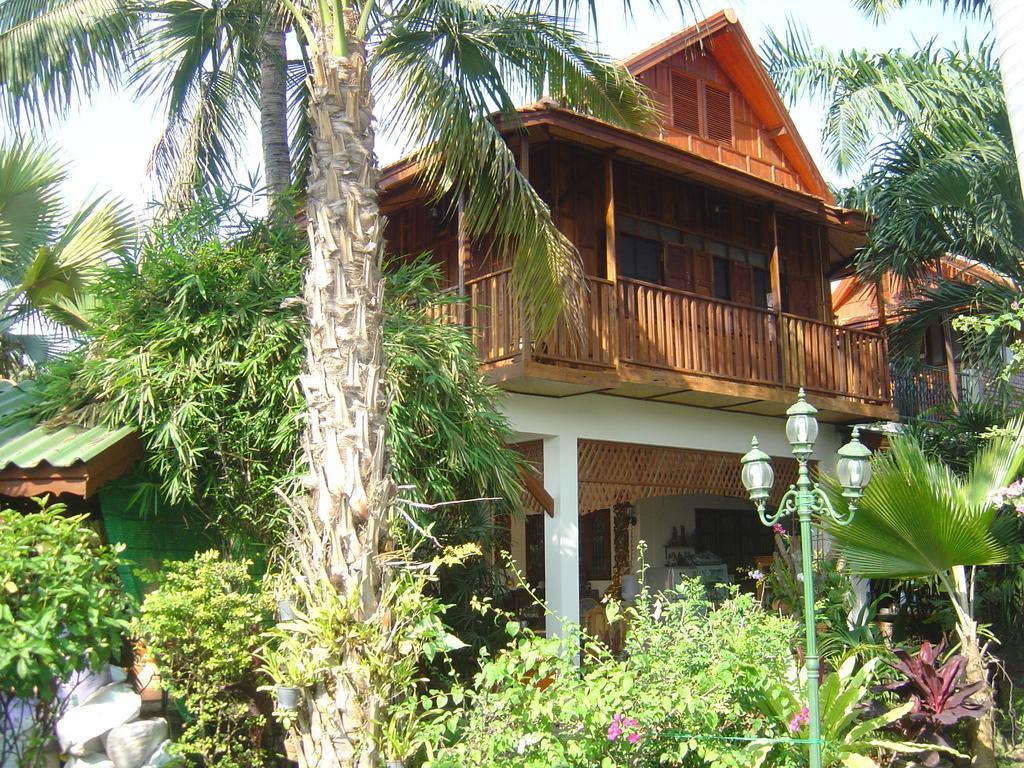 Golden Teak Saraphi