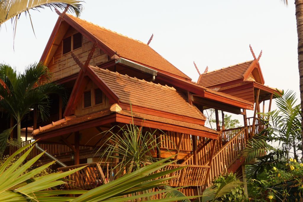 Golden Teak 2*