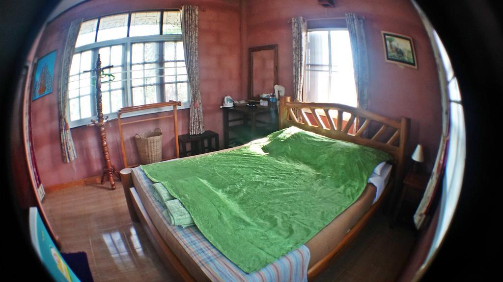 Heun Baan Rong Khun Resort 3*