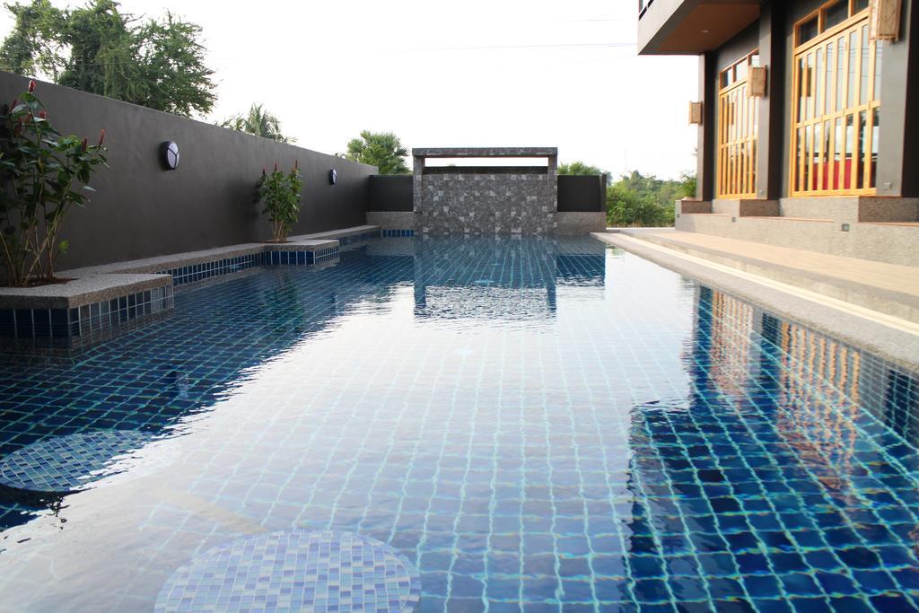 Gris Villa Pran Buri