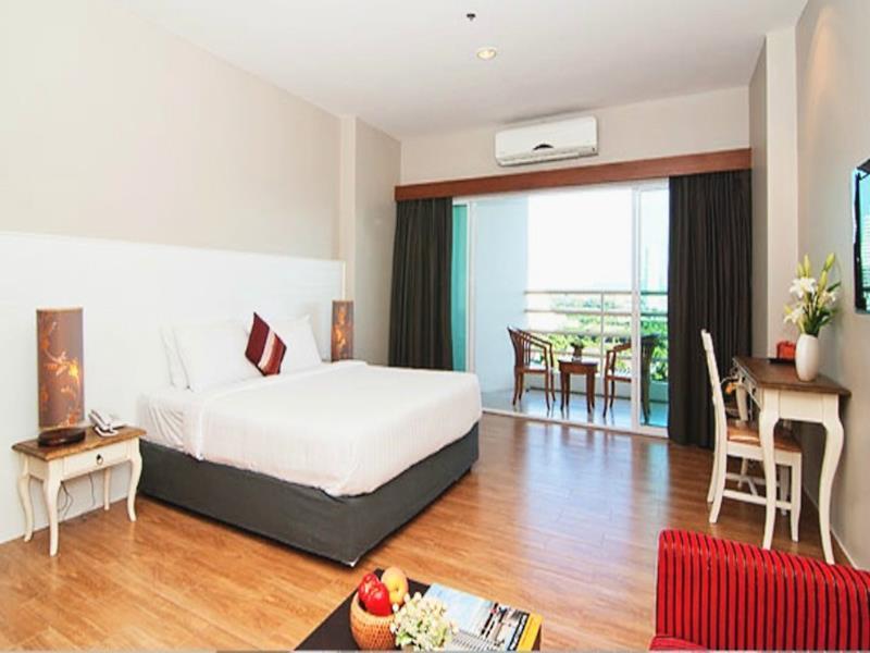 V8 Seaview Hotel