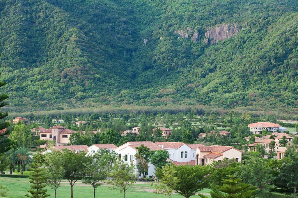 Hotel Toscana Town Square Suites 4*