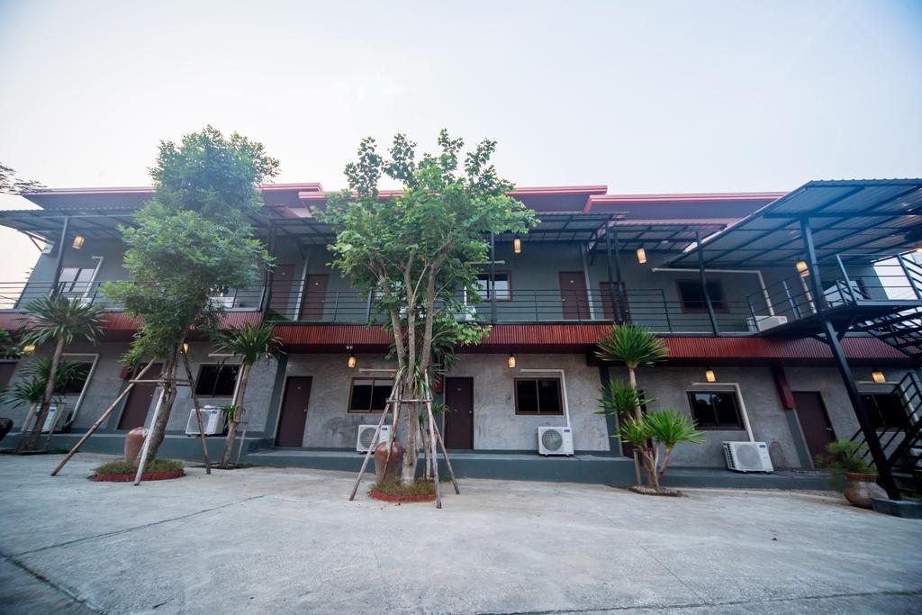 Hotel The First & Cafe Mae Rim