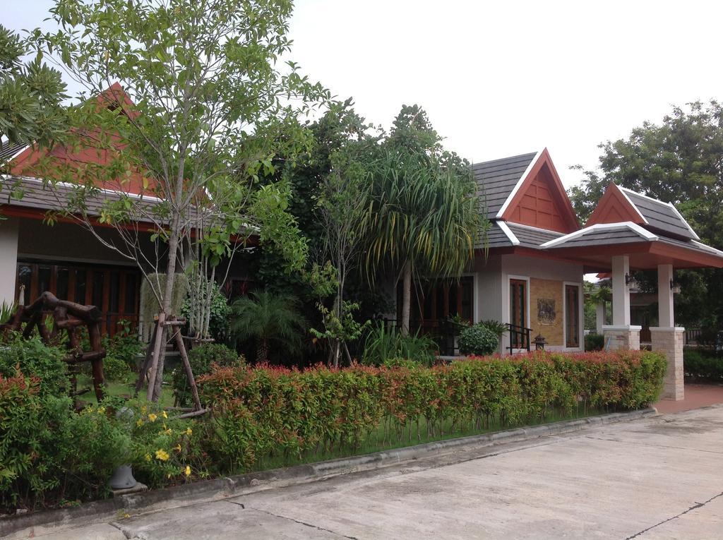 Resort Ban Thaithip Ban Nai Rai
