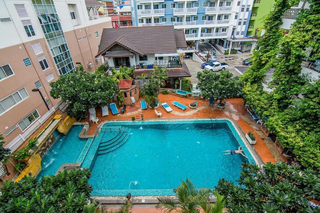 Sutus Court 4 Hotel