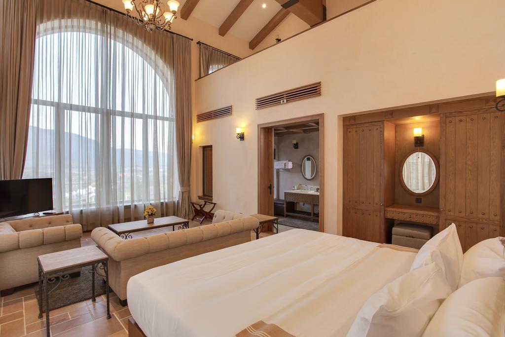 Hotel Toscana Town Square Suites 4*