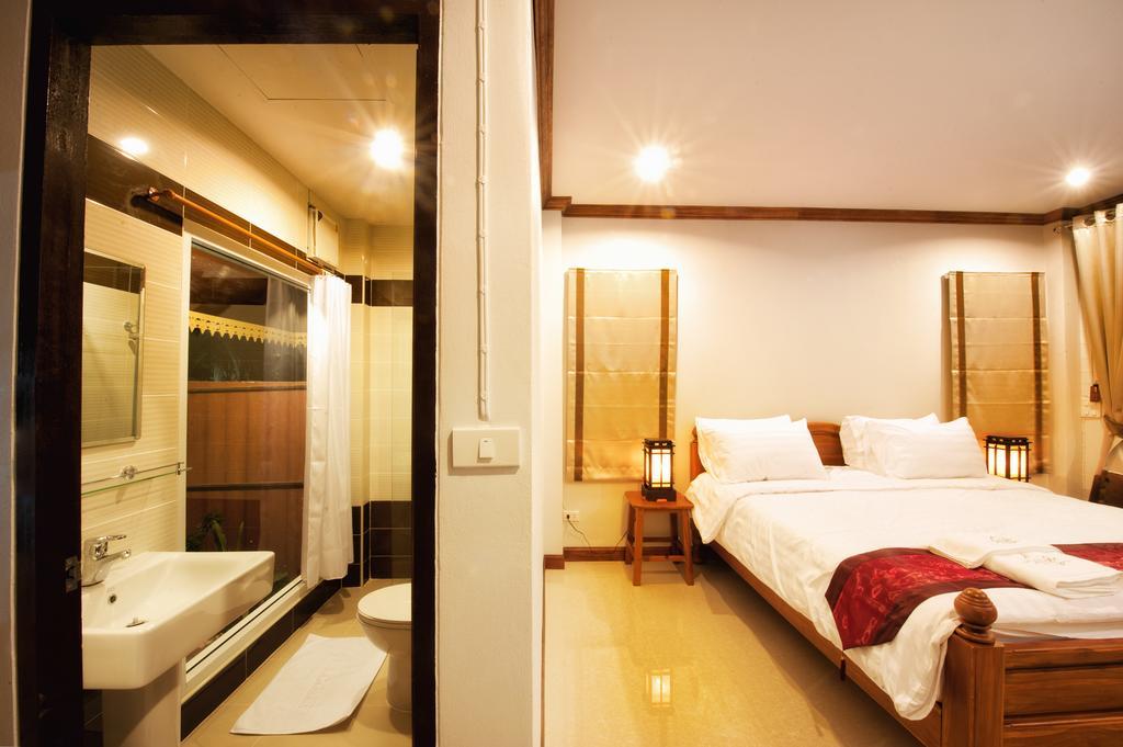 Baan Nam Pen Amphawa