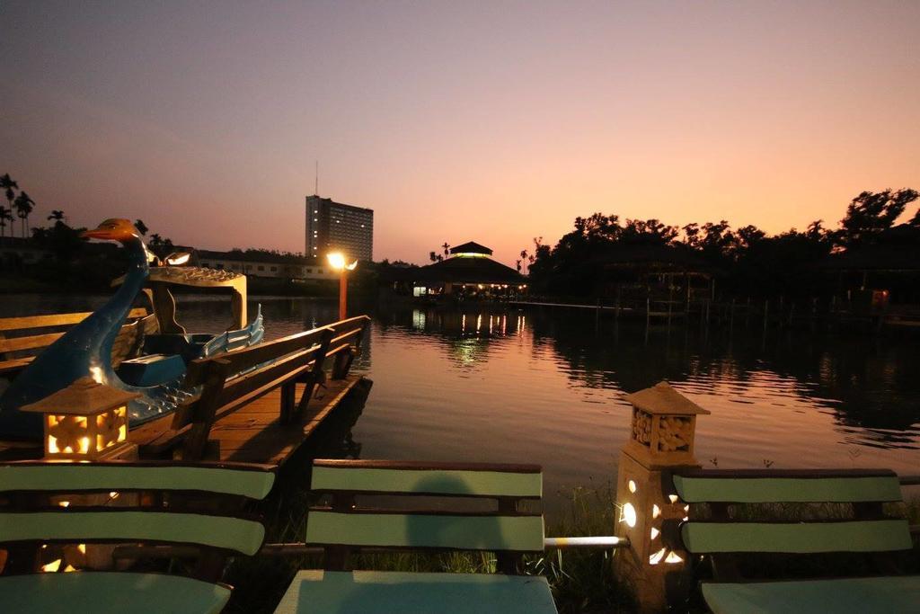 Pueanjai And Restaurant Chumphon