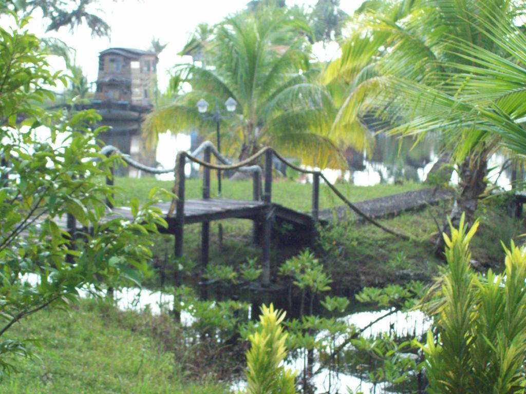 Aunchaleena Front Resort, Koh Chang Bang Bao Beach