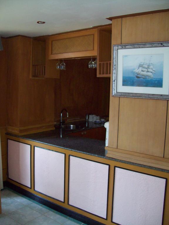 Hotel Aunchaleena Front Resort, Koh Chang Bang Bao Beach