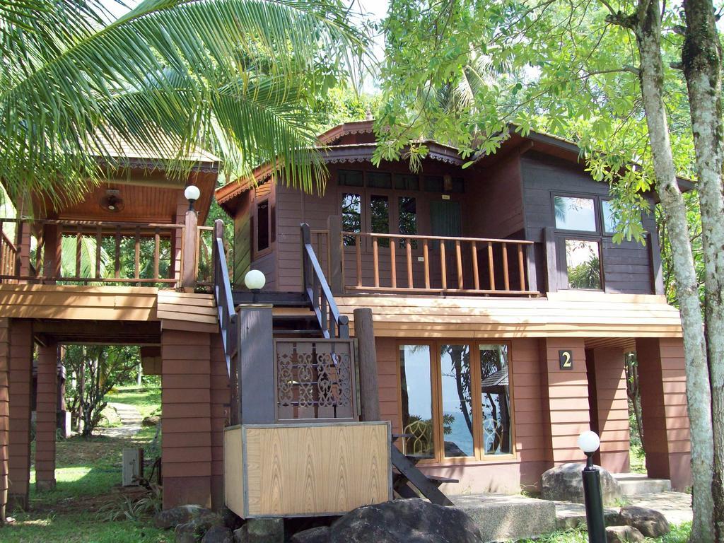 Aunchaleena Front Resort, Koh Chang Bang Bao Beach